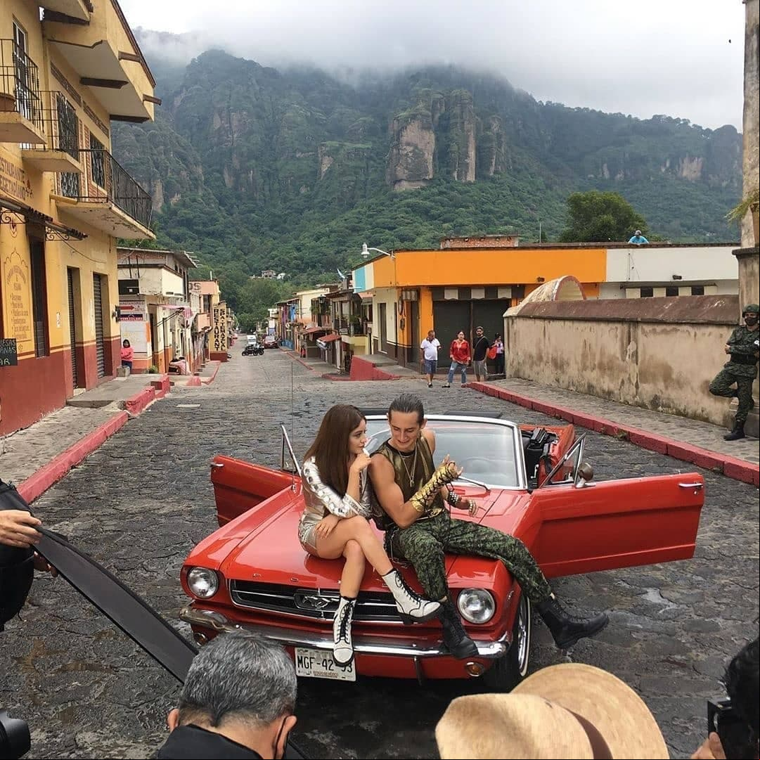 Emilio Osorio y Karol Sevilla muestran gran química con su nueva canción ‘Coro de amor’