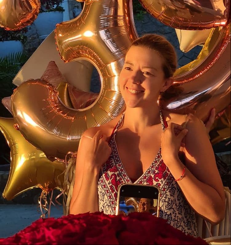 La estrella de televisión tomó un momento para agradecer las cosas buenas que le ha dado la vida: “¡Celebro que los momentos difíciles me han hecho más fuerte y más agradecida!”.