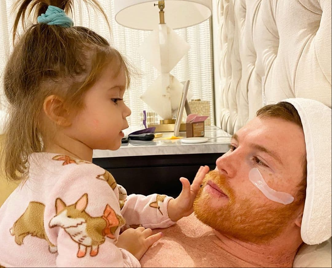 Cada que aparece en las redes sociales de sus papás, María Fernanda se roba la atención de los millones de seguidores que Saúl ‘El Canelo’ Álvarez y Fernanda Gómez suman en Instagram, donde hace unos días, la pequeña enterneció con la dulce mirada que le dedicó al orgulloso papá.