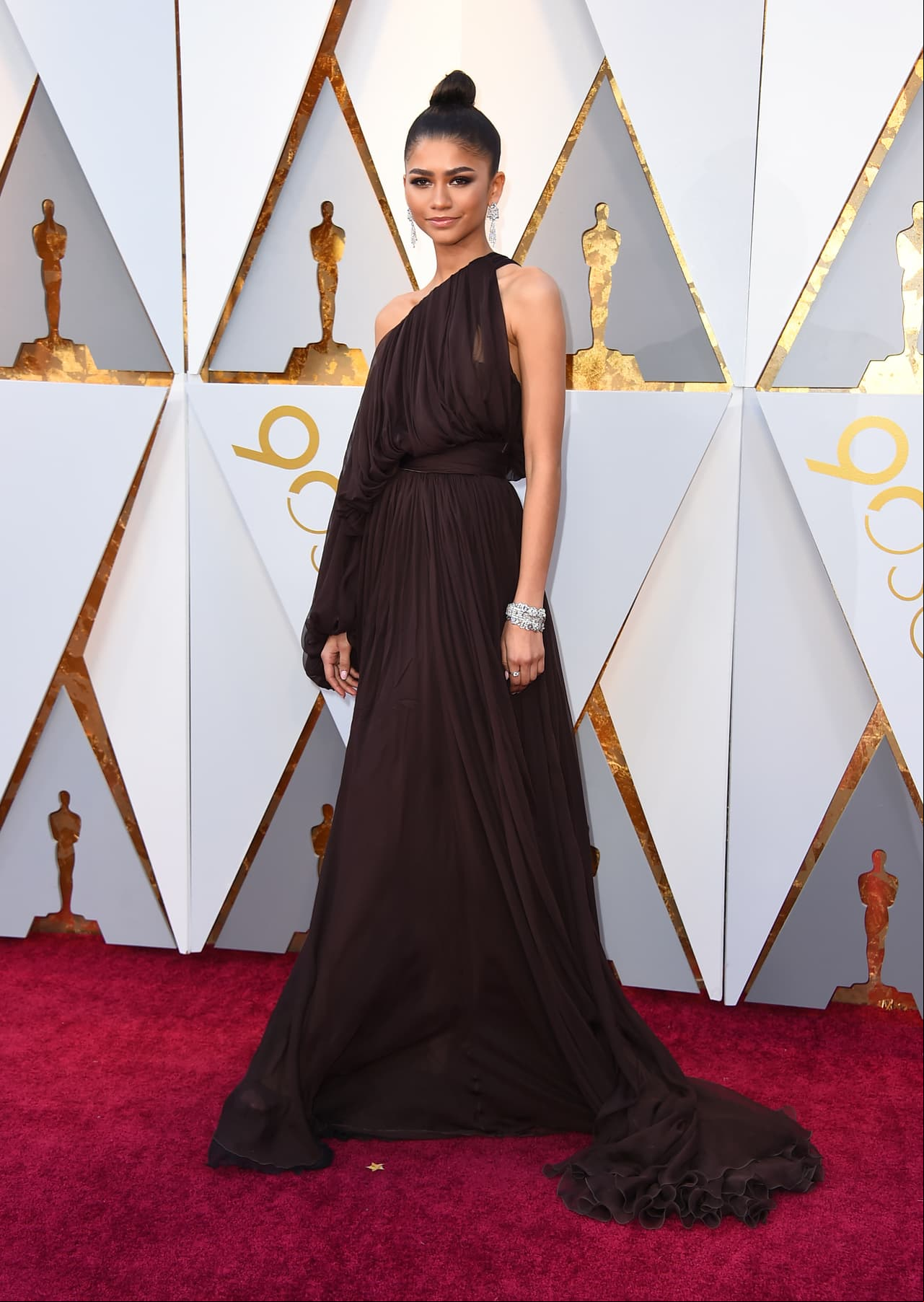 Zendaya. Utilizó un vestido color marrón de Giambattista Valli en 2018.