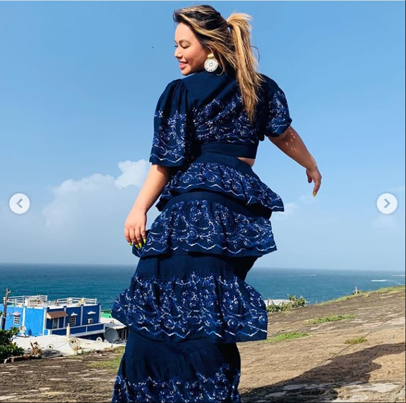 “¡#PuertoRico me enamoraste!”, escribió la cantante en su publicación en la que aparece con un conjunto azul de dos piezas.