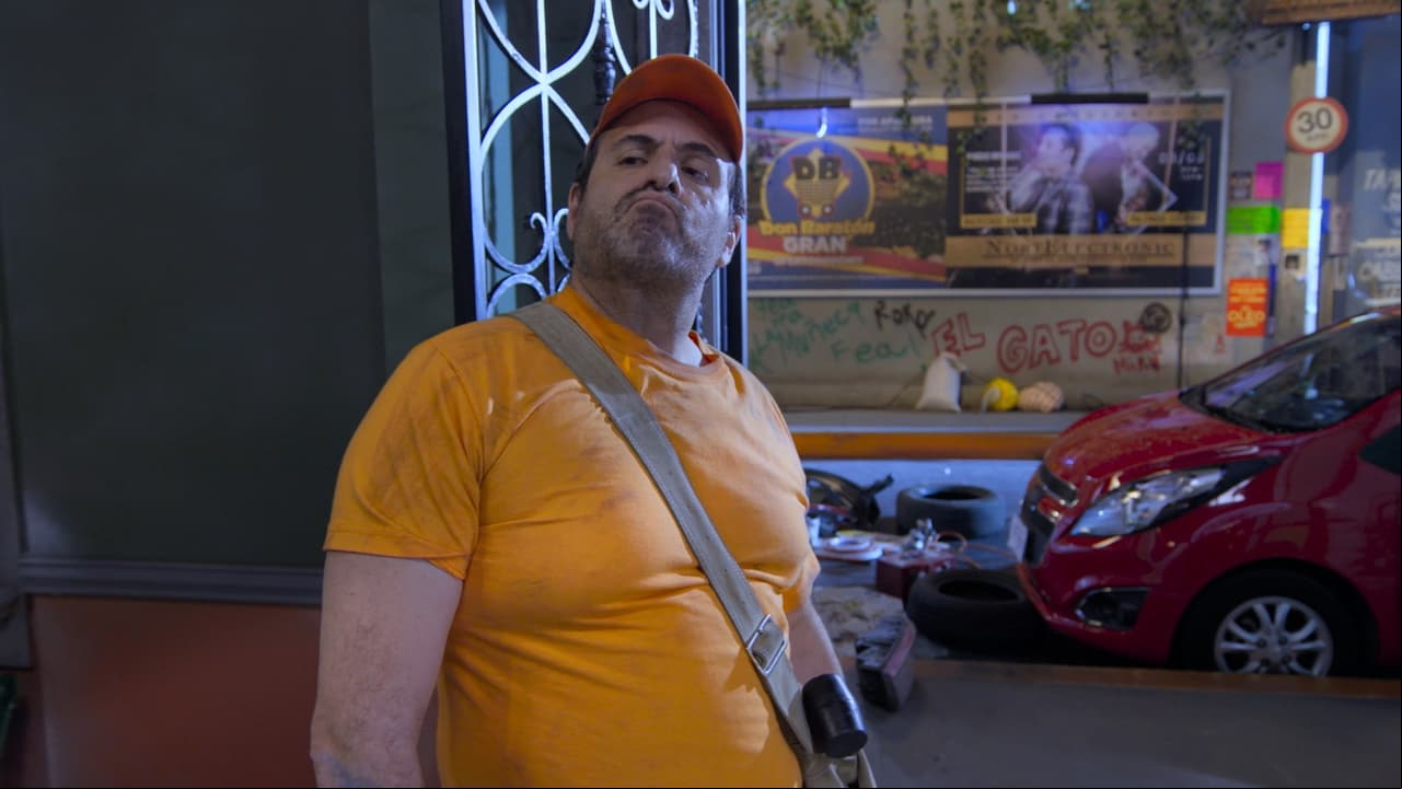 Llega un hojalatero a trabajar afuera del edificio sobre la calle y les causa muchas molestias a los vecinos. Luis es el único que lo confronta y el hojalatero termina dándole un golpe.