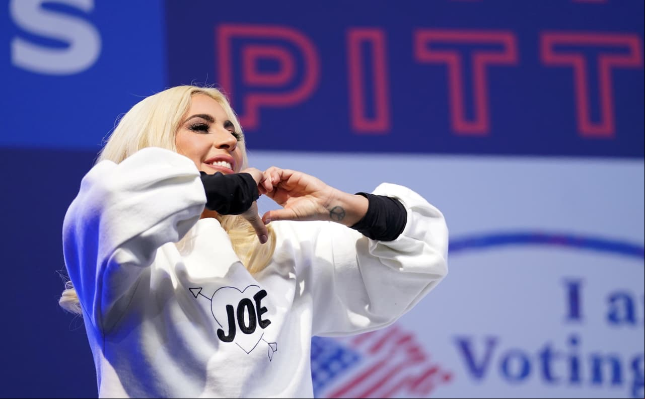 Lady GagaSerá la encargada de interpretar el himno nacional de Estados Unidos gracias a la defensa que ha emprendido de los derechos LGBTQ y del  a la salud.