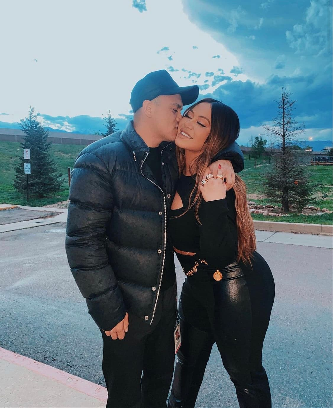 Fue a través de las redes sociales de Emilio Sánchez, quien aparece en la fotografía, que Chiquis apareció muy sonriente junto a él, mientras recibía un beso en la mejilla.