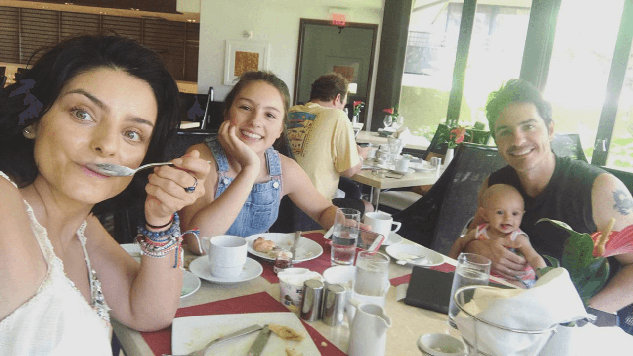 La familia está disfrutando de un viaje en Hawái