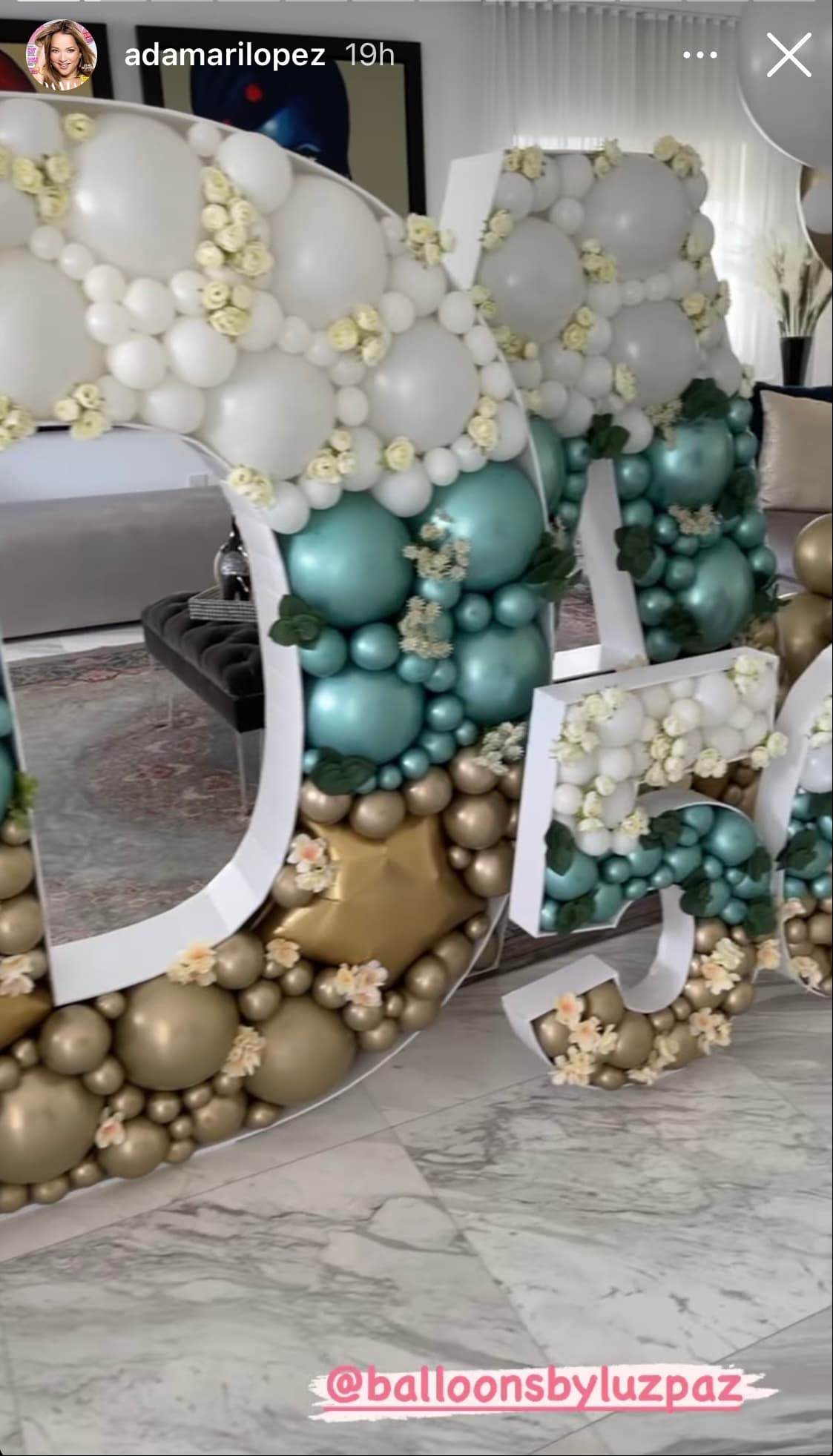 Este arreglo, siguiendo la última tendencia de la decoración para fiestas en los últimos meses, además incluyó dos piezas más que formaron el número 50.