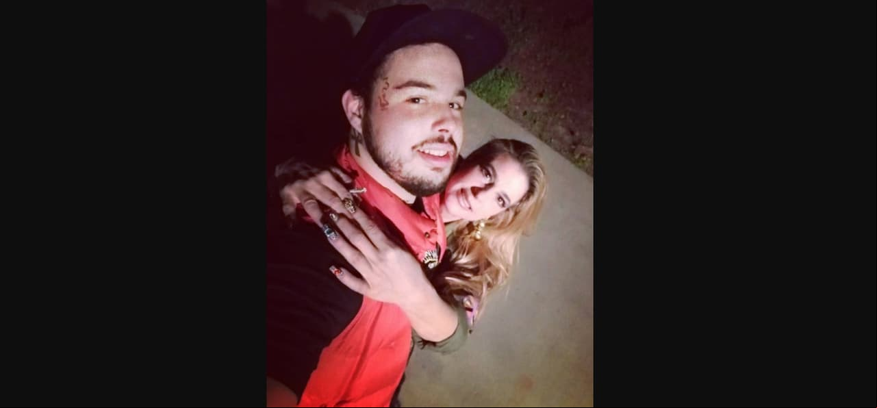 Aunque, la pareja estaba muy enamorado, a los pocos años su matrimonio llegó a su fin y es que de acuerdo con el cantante se dieron cuenta que no eran compatibles. “Cuando eres joven te apresuras, no estábamos embarazados ni nada. Mi hijo Emiliano nació tres años después de que nos casamos… Me desenamoré, no, no es cierto. No éramos compatibles y ves la verdadera vida”, señaló.