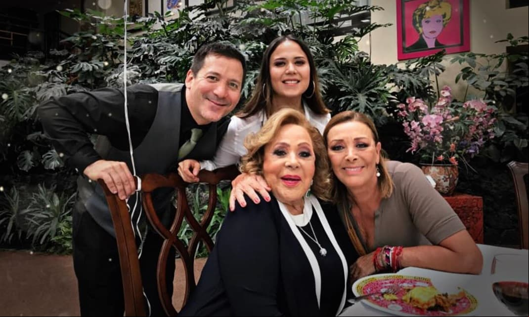 Aunque en diferentes épocas de su vida, Silvia Pinal y Sylvia Pasquel mantuvieron una relación con Fernando Frade con quien, incluso, la madre de Stephanie Salas tuvo una hija que murió a los 2 años en un accidente en la alberca de la casa.