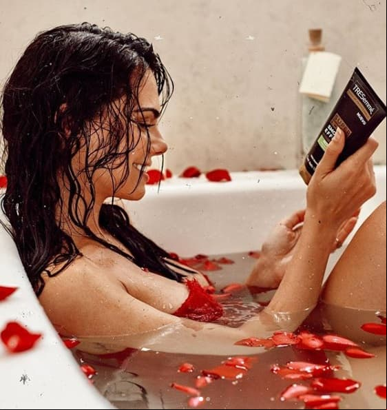 El pelo de Livia brito luce espectacular en cada una de las escenas que graba en sus telenovelas y es a través de su cuenta de Instagram que reveló su gran secreto. “Mi último descubrimiento y truco para cuidar mi cabello son los súper acondicionadores de Tresemme. Funcionan en solo un minuto y los resultados son ¡MARAVILLOSOS!”.
