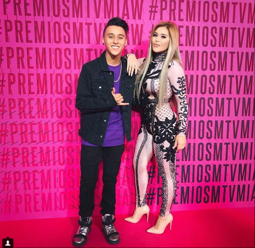 Gomita en la alfombra rosa con su hermano 'Lapizito'