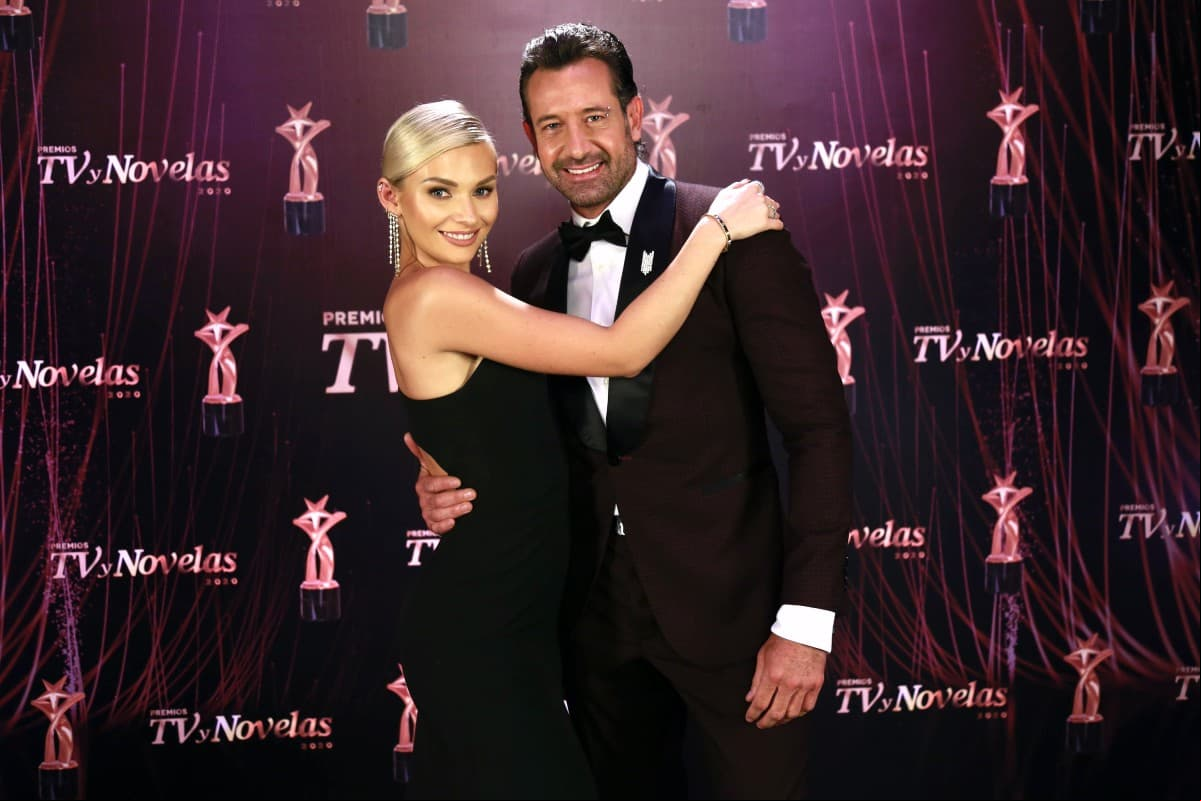 Aunque Irina Baeva y Gabriel Soto ya habían coincidido en varios proyectos, fue en ‘Soltero con hijas’ donde, por primera vez, pudieron plasmar parte de su romance en la pantalla chica pese a que él era el galán y ella la villana de la historia.