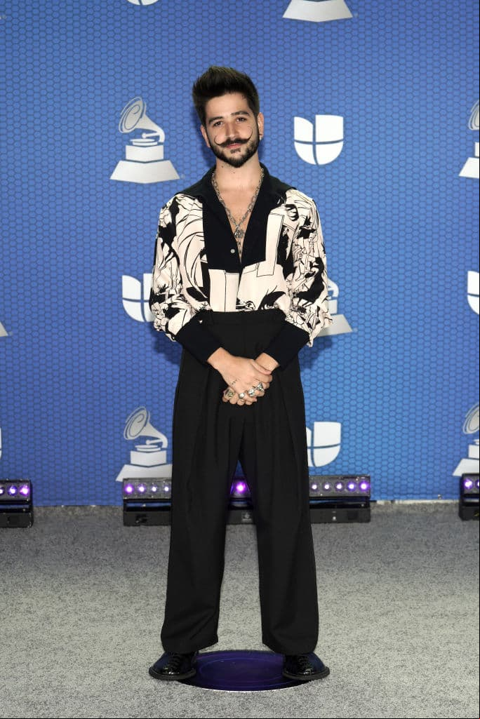 Otra celebridad que también llegó en blanco y negro fue Camilo al lucir un poco más informal con una camisa y pantalón.