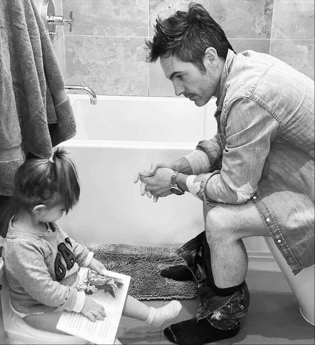El baño cuenta con una tina blanca y un pequeño tapete; pero lo que más llama la atención es que frente al inodoro principal, está el baño entrenador de Kailani.