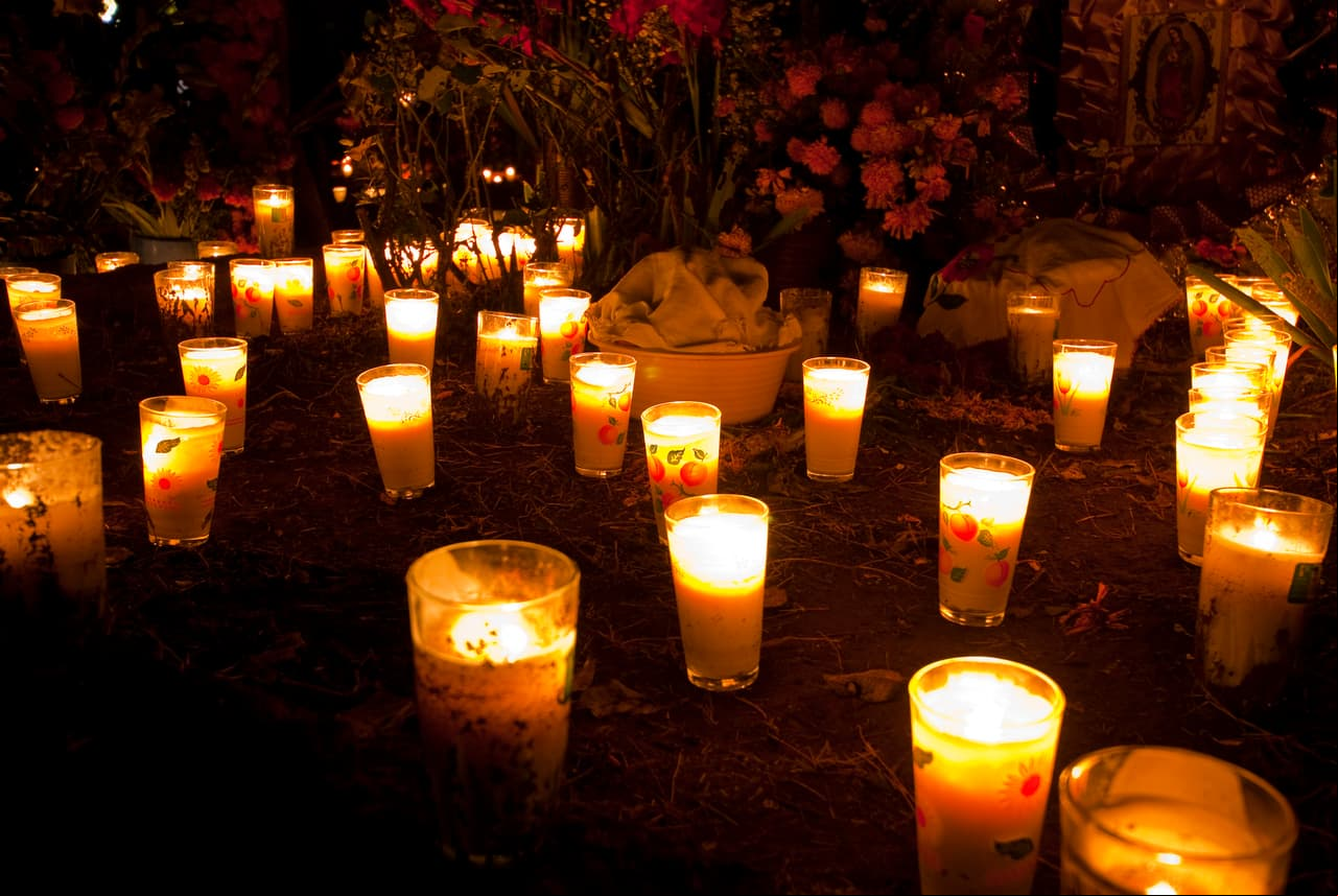 Veladoras. Su luz titilante es la guía a los muertos para su llegada a nuestro hogar y de regreso. La flama significa luz, fe y esperanza. De acuerdo a la tradición, se coloca una por cada ánima que deseas invitar a casa.