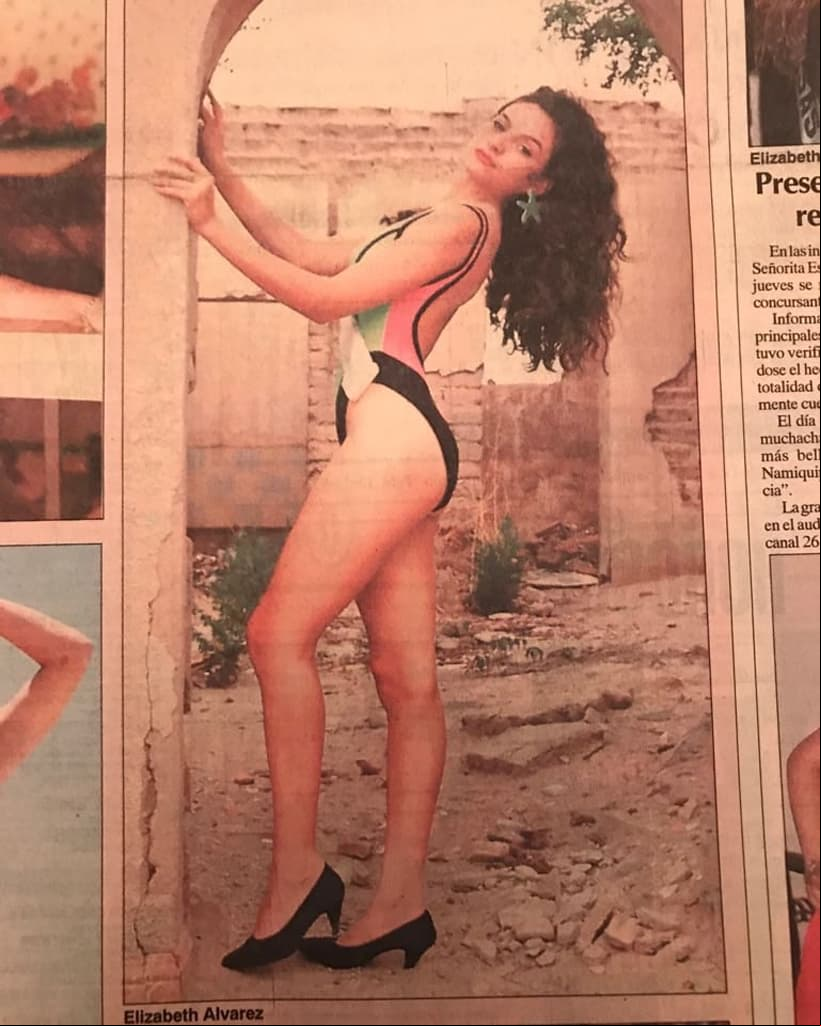 Aunque no detalló en qué año se tomó esa fotografía, Elizabeth presumió una antigua diapositiva en la que aparece en traje de baño y con el cabello oscuro.