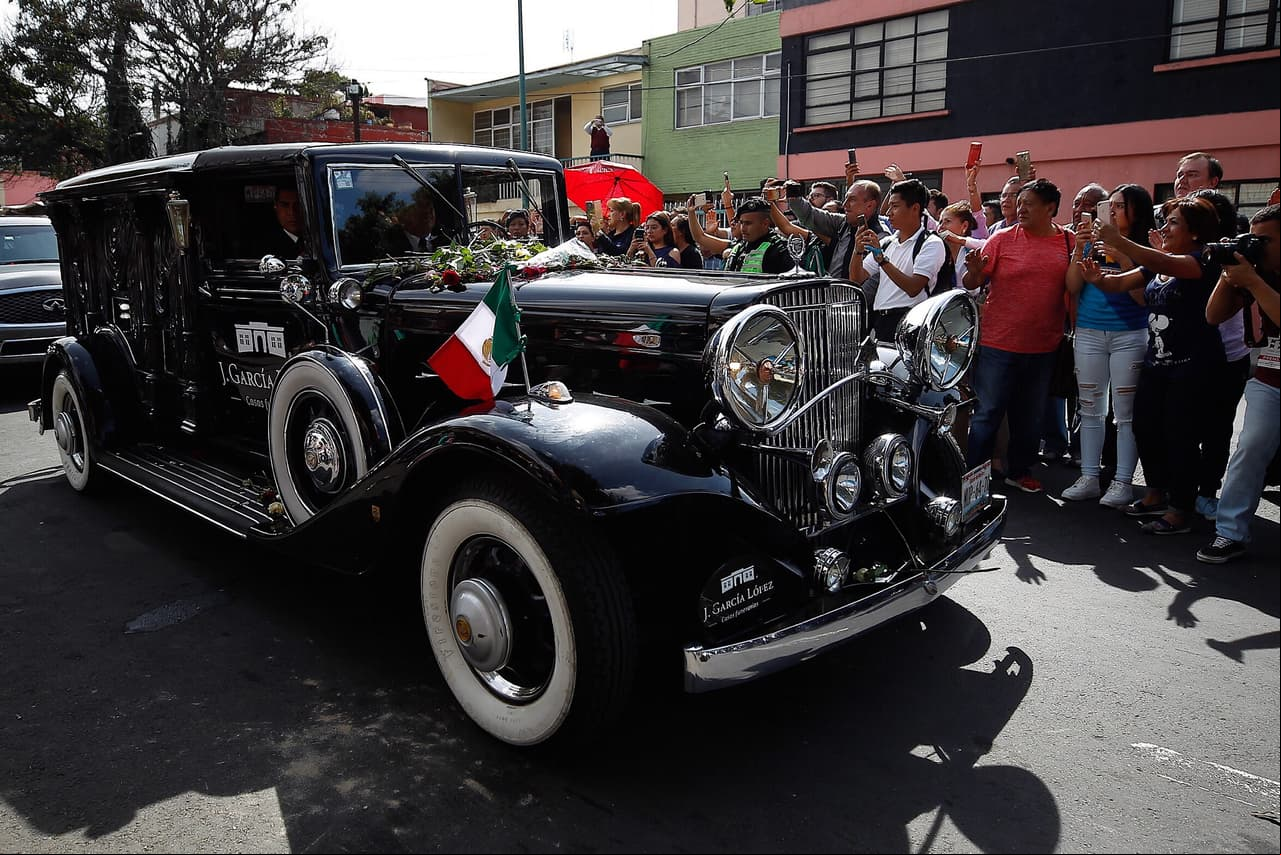 Al término del acto solemne, el féretro con las cenizas de José José, recorrió varias calles del norte de la Ciudad de México para arribar, minutos más tarde, a la colonia Clavería, lugar donde, además de sus fans, lo esperaba un grupo de Marichis.