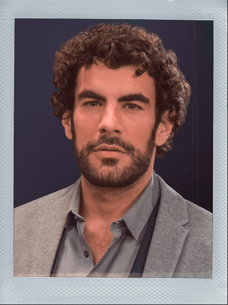 'Fabricio' (Javier Jattin) es hijo de 'Eugenio Serrano', es economista y vive en Inglaterra. Tuvo una relación con 'Fernanda' y regresa a México para demostrar sus capacidades como empresario. Se enamora de 'Elisa', lo que complica todos los planes que tiene de apoderarse del Grupo Cantú.
