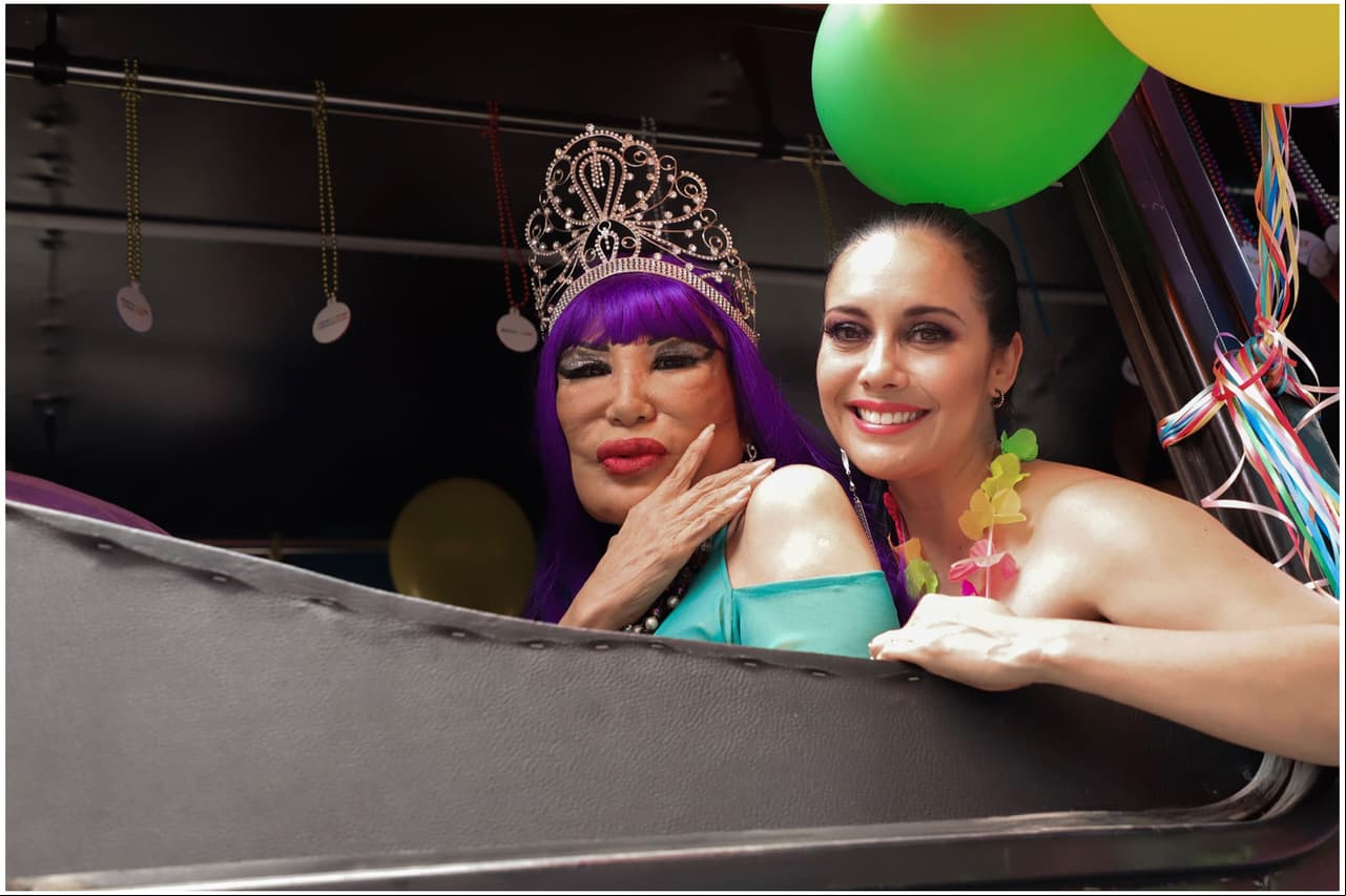 También Sugey Ábrego participó en el desfile junto a Lyn May.