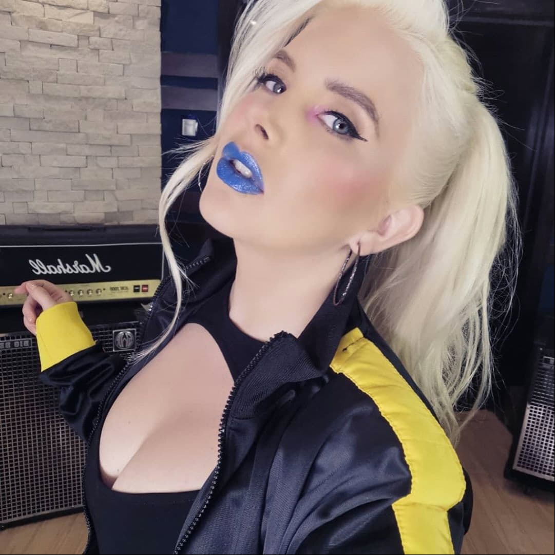 La actriz siguió trabajando en la pantalla chica por seis años más con los proyectos ‘Verano de amor’ y ‘Miss XV’, alejándose de la televisión tras hacerse llamar Fuzz y concentrarse en su carrera como cantante, compositora y conductora.