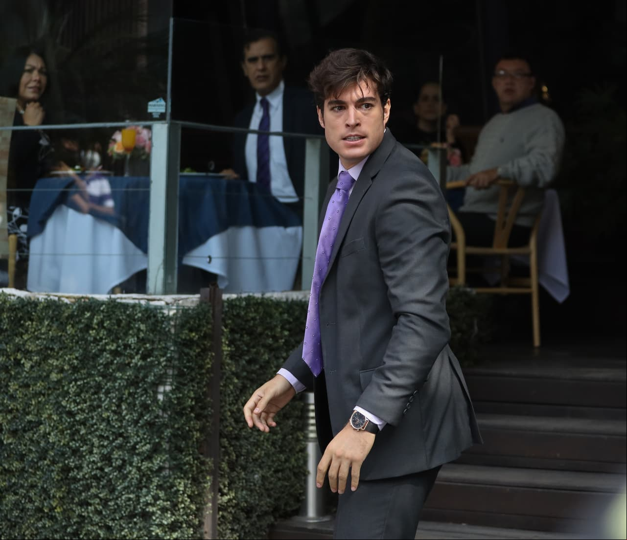 'Álvaro' le dice a 'Samanta' que no alcanzó al hombre, pero que ya está a salvo.