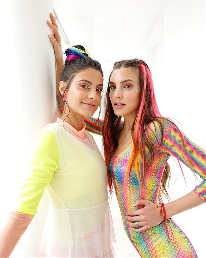 El pasado 29 de junio, Macarena y Bárbara fueron invitadas a participar en la marcha del orgullo gay. “¡No saben mi emoción! Emoción de estar con ustedes este día, de recibir todo su amor, de bailar y sentirnos orgullos@s #Pride #LoveIsLove. Te amo @macabeso y @ferpineapple.jpg por capturar estos momentos”, escribió la intérprete mexicana en su post.