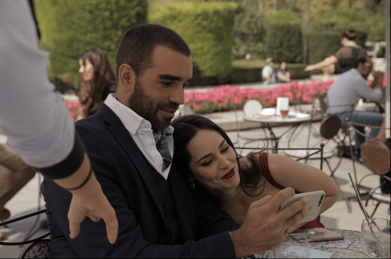 Además de la sesión de fotos, Camila Sodi grabó escenas con Marcus Ornellas. En un descanso, los actores fueron captados pasando un grato momento.
