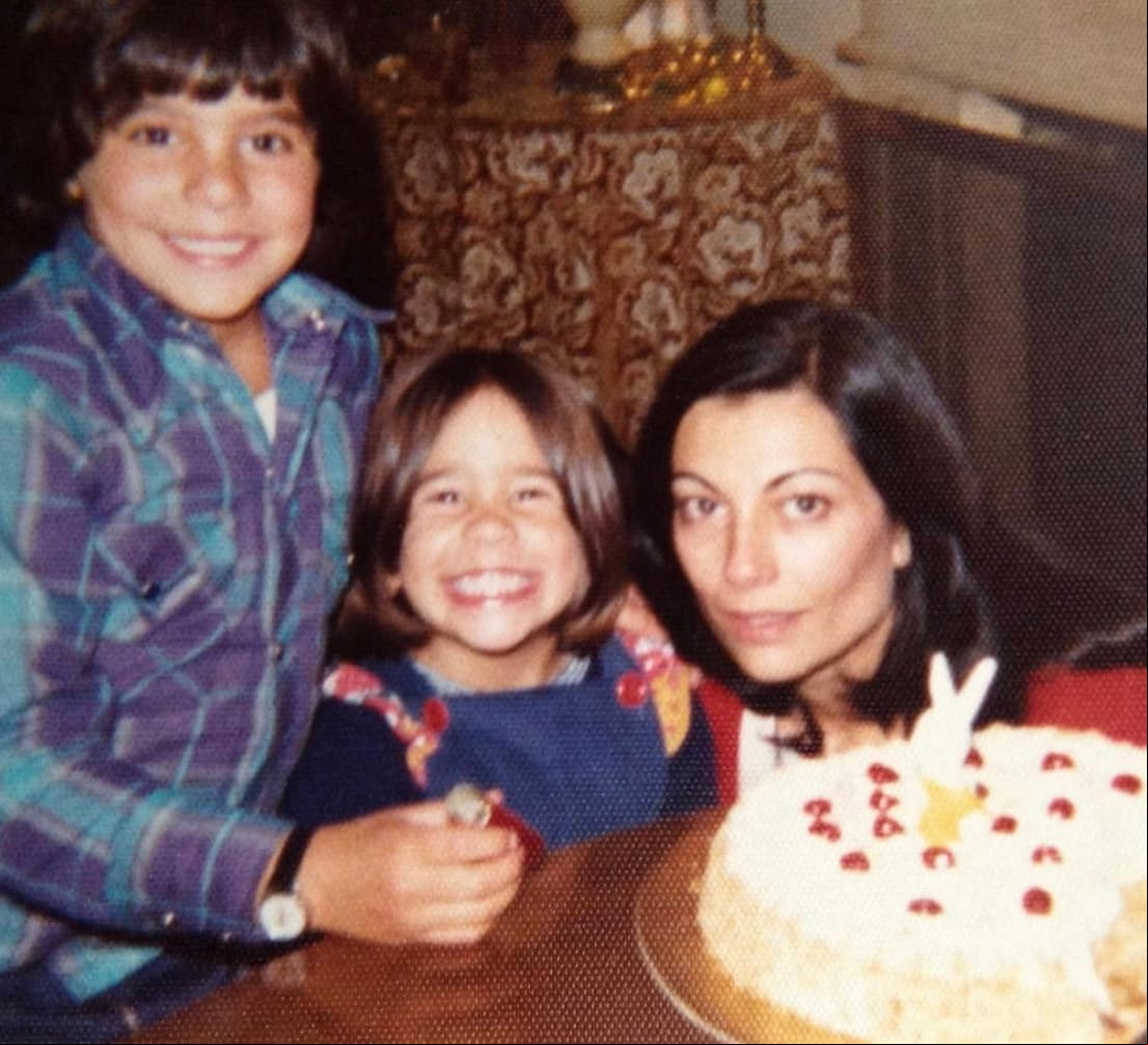 Sus dos primeros hijos son fruto del matrimonio que el actor tuvo con la presentadora Pepita Gomís, con quien duró casado 36 años, y a quien, incluso después de su separación, le profesaba un gran cariño. "Desde aquí, mi amor, linda. Te extraño mucho, te pienso mucho, te sigo queriendo mucho con el debido respeto a mi actual compañera. Te voy a seguir queriendo siempre, Pepi. Cuídate, mi amor", dijo Suárez entre lágrimas en una entrevista con Gustavo Adolfo Infante.