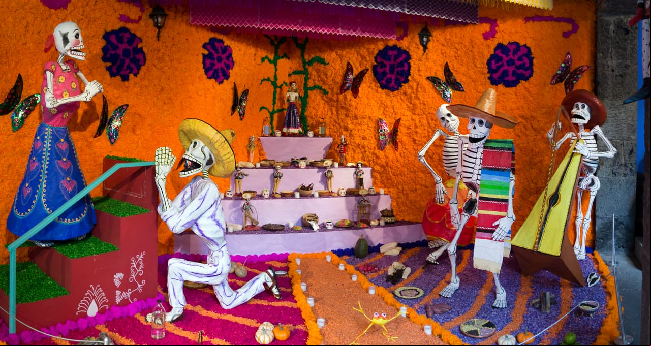 Arco o camino de flores. El arco simboliza la entrada al mundo de los muertos y el camino es la guía hacia la ofrenda misma.