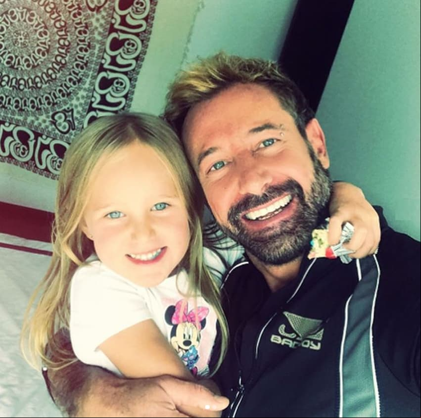 Mientras que Gabriel Soto también le dedicó un emotivo mensaje. “Hoy es tu cumpleaños hijita mía. Ya cumples 6 años y estoy tan, pero tan orgullosa de ti. Eres la niña con el corazón más grande, la más picara, y la más tierna de todo el mundo. Me derrites el corazón con tus miradas, con tus sonrisas y con todo el amor que me das hijita. AMO ser tu papá y también voy a estar SIEMPRE para acompañarte y amarte en tu camino”, escribió.