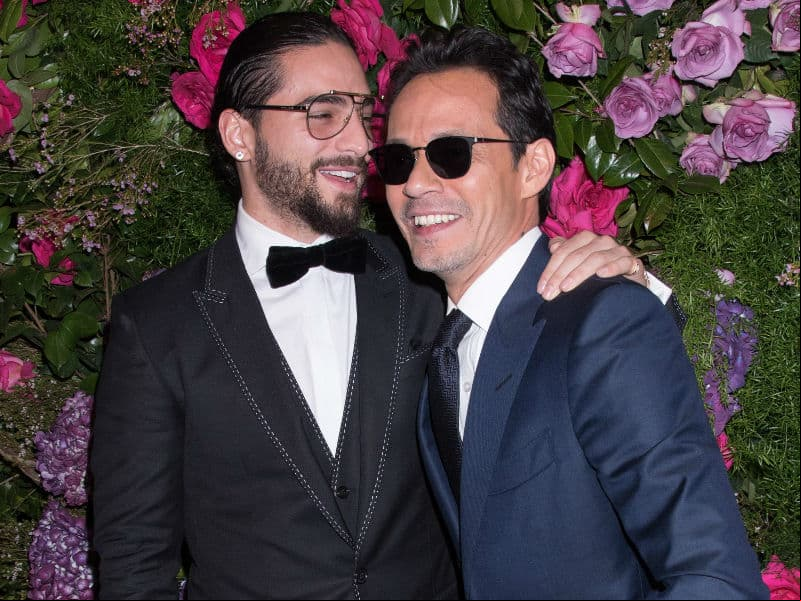 Marc Anthony le roba beso a Maluma… ¡Y desata celos de su novia!