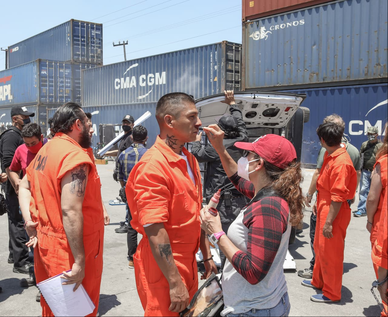 Aquí vemos al elenco recibir los últimos retoques de producción para darle mayor realismo a la trama.