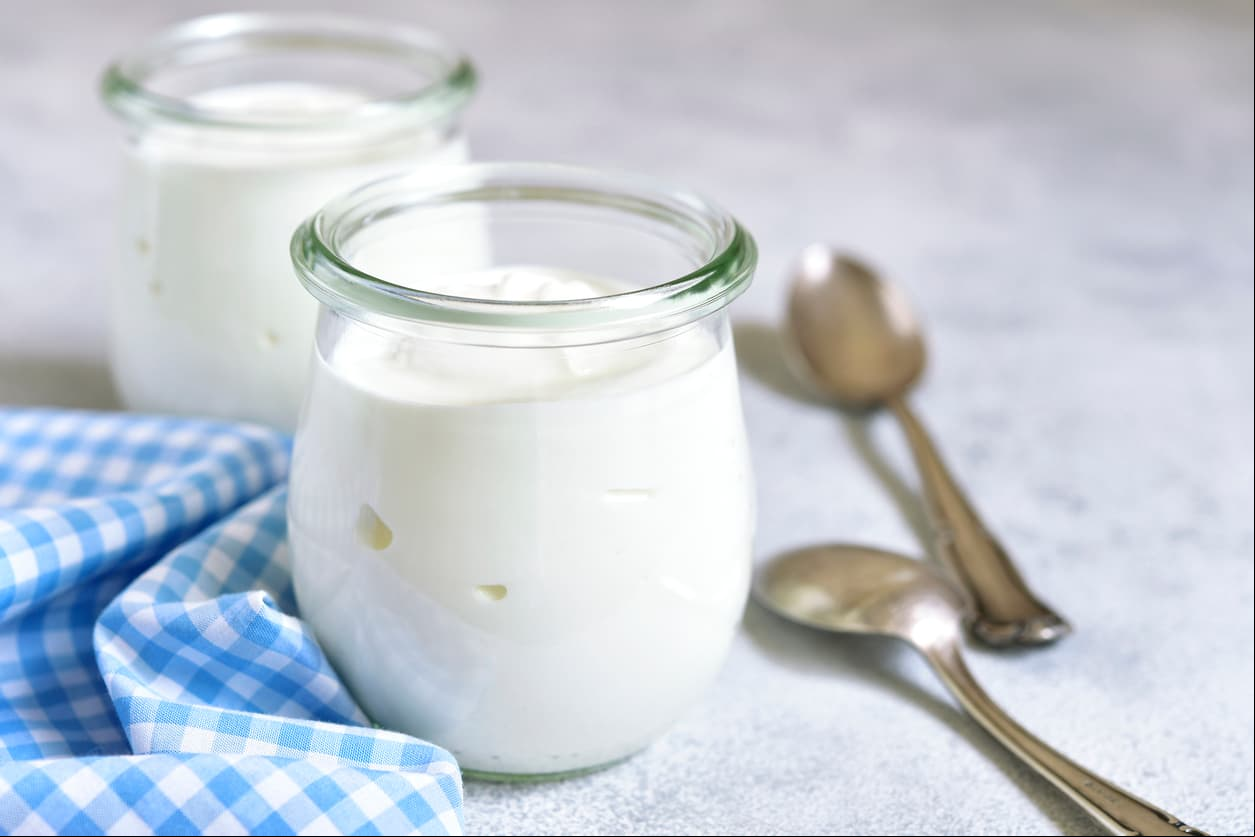 Yogurt natural. El ácido láctico que contiene es un blanqueador que elimina impurezas y disminuye las manchas. Se debe frotar y al cabo de 20 minutos retirar.