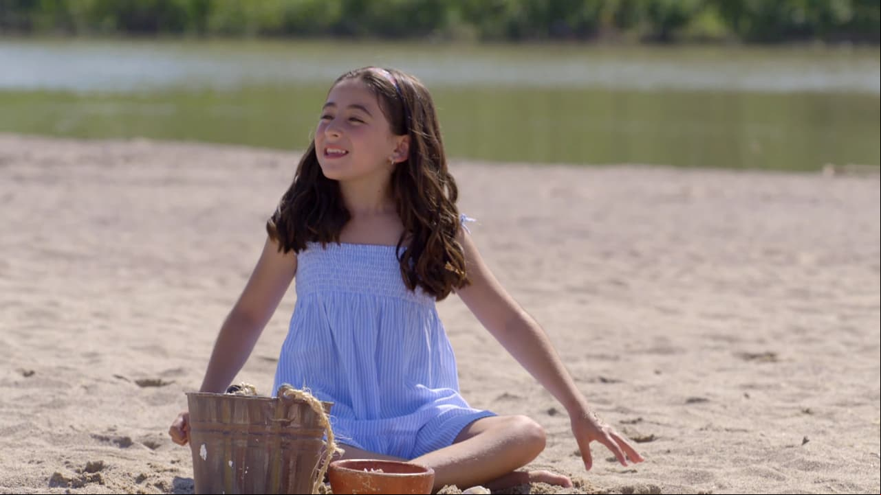 En el gran estreno de "Contigo Sí", 'Angela', interpretada de pequeña por Lara Campos, vivía muy feliz en Real del Mar.