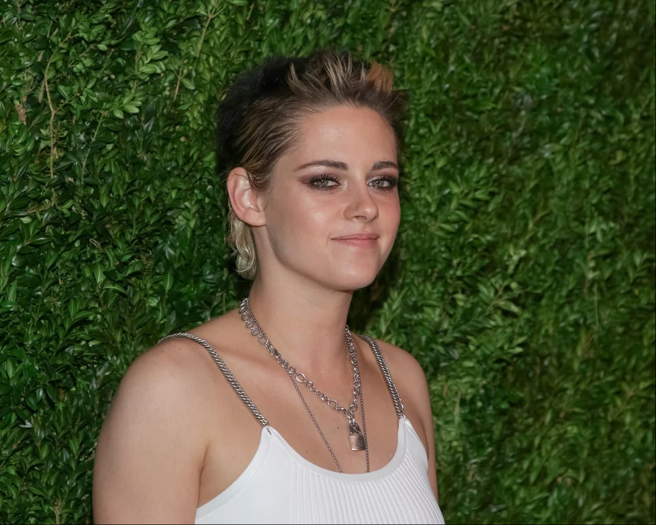 Kristen Stewart. La actriz tuvo un tórrido romance con Robert Pattinson y luego con Rupert Sanders; pero en los últimos años solo ha tenido relaciones con mujeres.