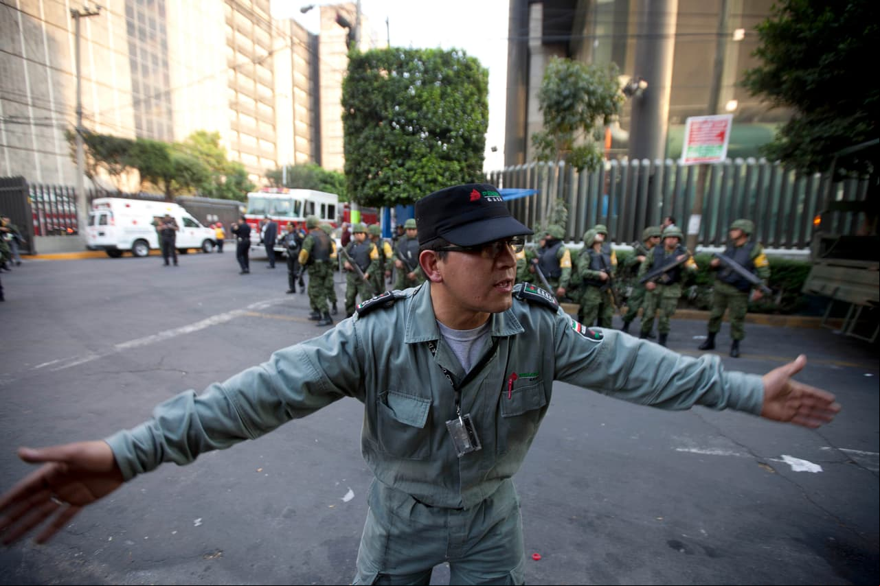 Frida participó en las tareas de rescate en 2013 cuando se presentó una explosión en la Torre de Pemex en Ciudad de México.