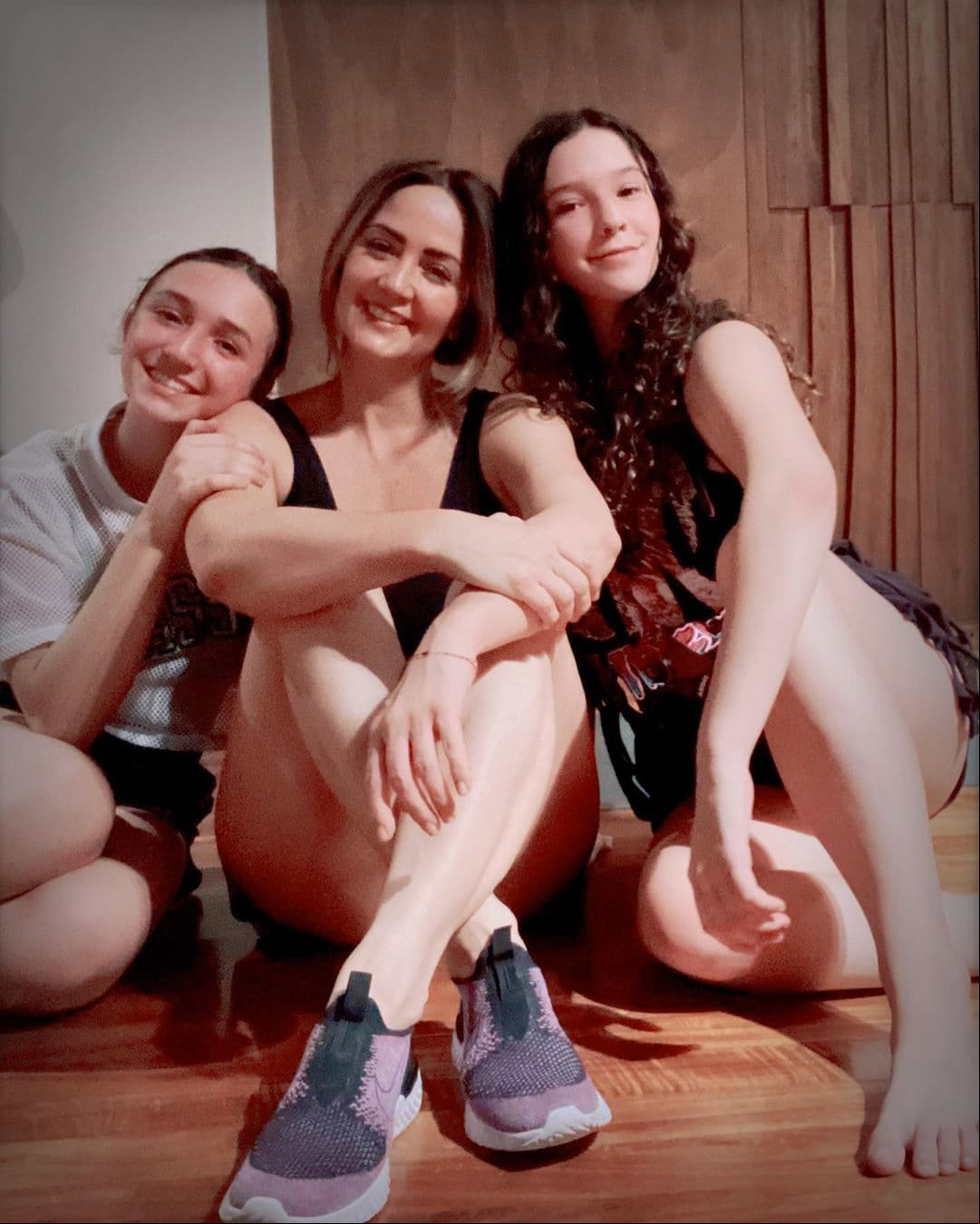 Tras varios años de espera, finalmente la también actriz se pudo embarazar y enfatizó en todo el amor que recibió tantos de sus seres queridos como de sus iradores. “Y el día que nos vimos reflejados en tus dulces ojitos por primera vez, la textura de tu piel, cuando te di el primer beso no se me olvidará jamás… lloramos como niños chiquitos en medio de tu mágica llegada”.