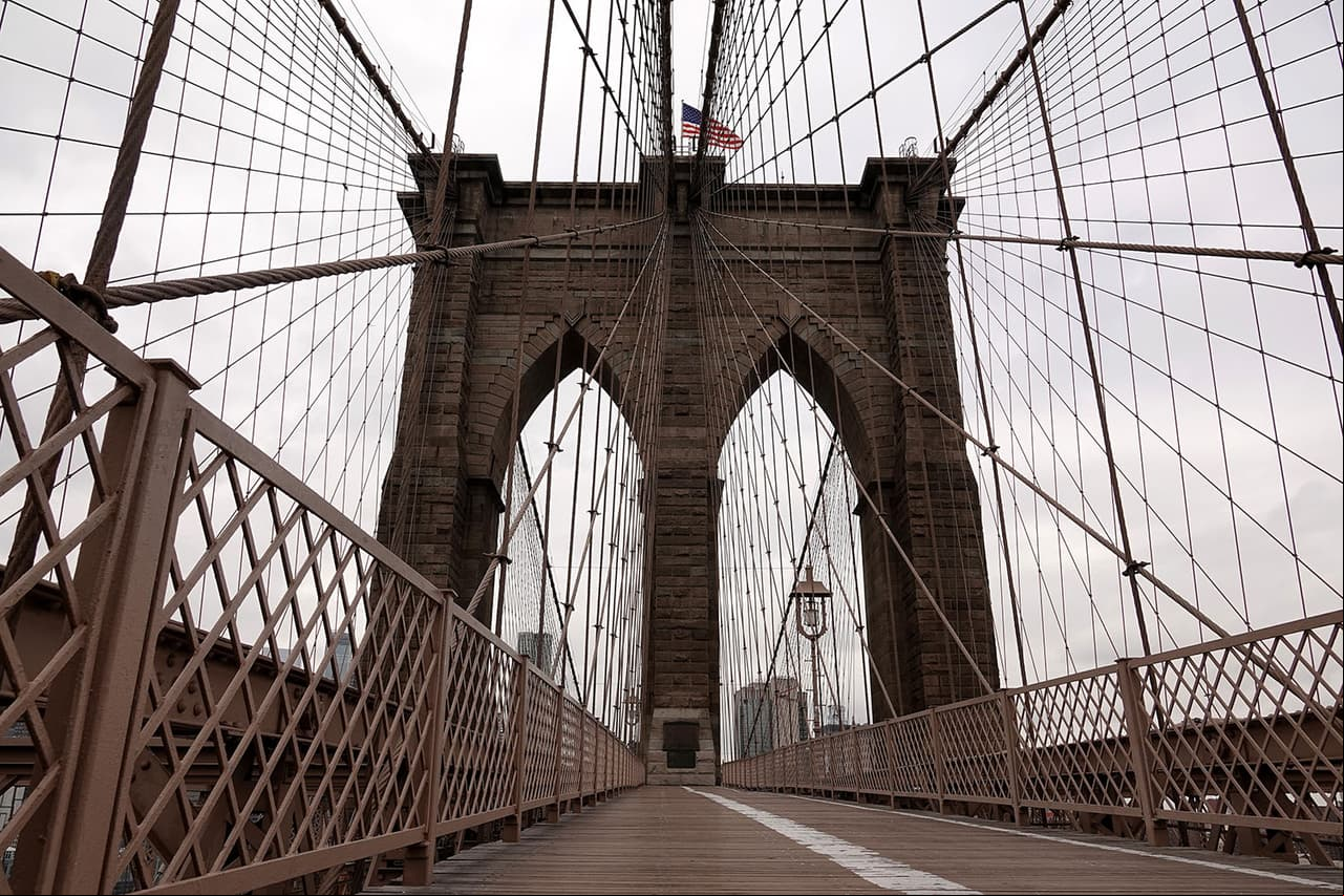 Nueva York, Estados Unidos.
<br>
<br>El puente de Brooklyn se ve significativamente con menos tráfico tras darse a conocer las medidas requeridas para evitar la propagación del COVID-19 en dicha ciudad.