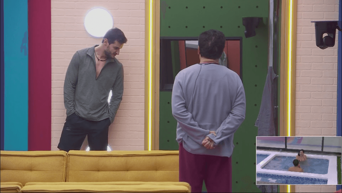 Adrián Marcelo y Mario Bezares esperan a Sian Chiong afuera del baño para sorprenderlo