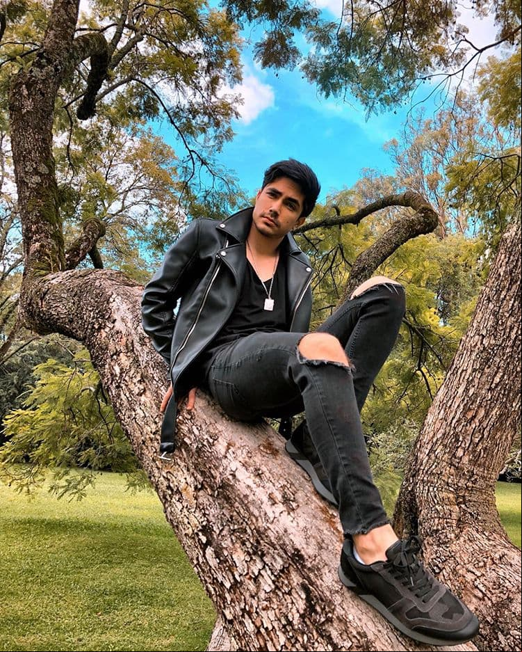 Sian Chiong es un joven que nació el 27 de octubre de 1993 en Cuba, donde descubrió su vocación en la música y la actuación.