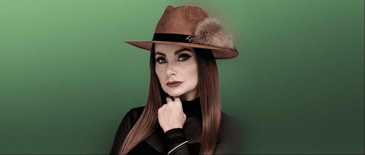 Vota por el look más chic de Déborah en 'La Herencia'