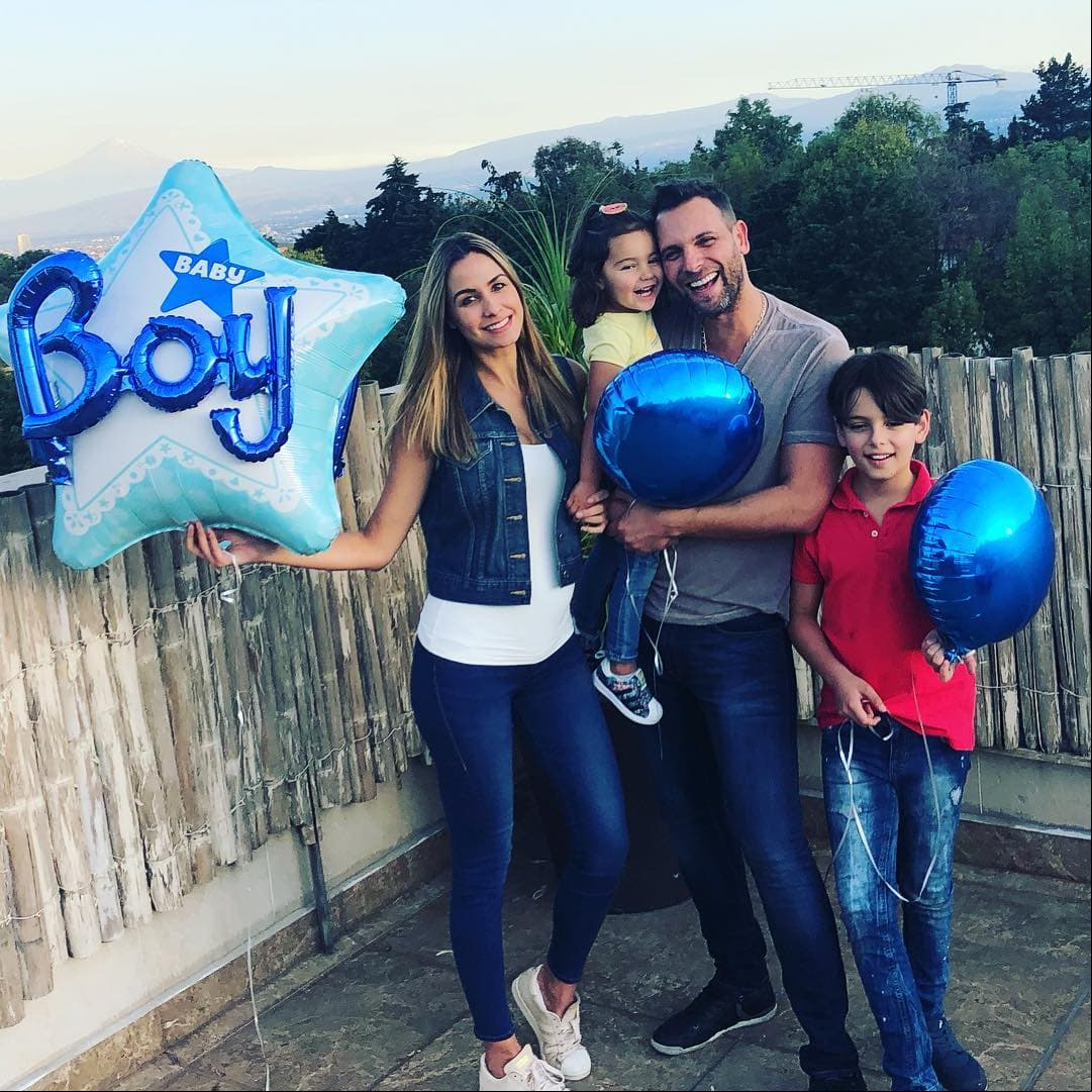 Para anunciar el sexo de su pequeño, la presentadora subió una foto de su familia con globos azules, revelando que esperaban un niño.