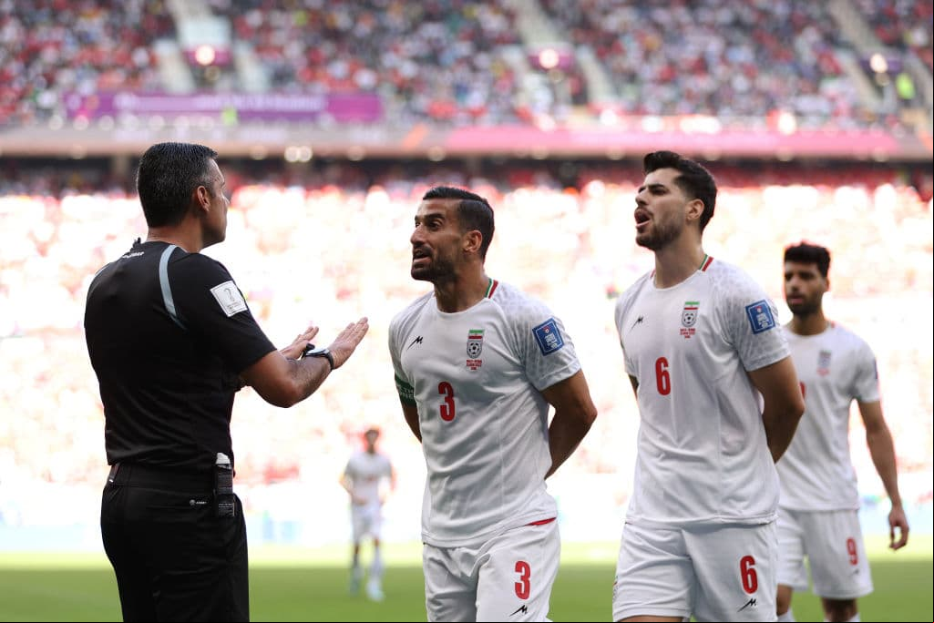 Jugadores reclaman tras el gol anulado de Irán.
