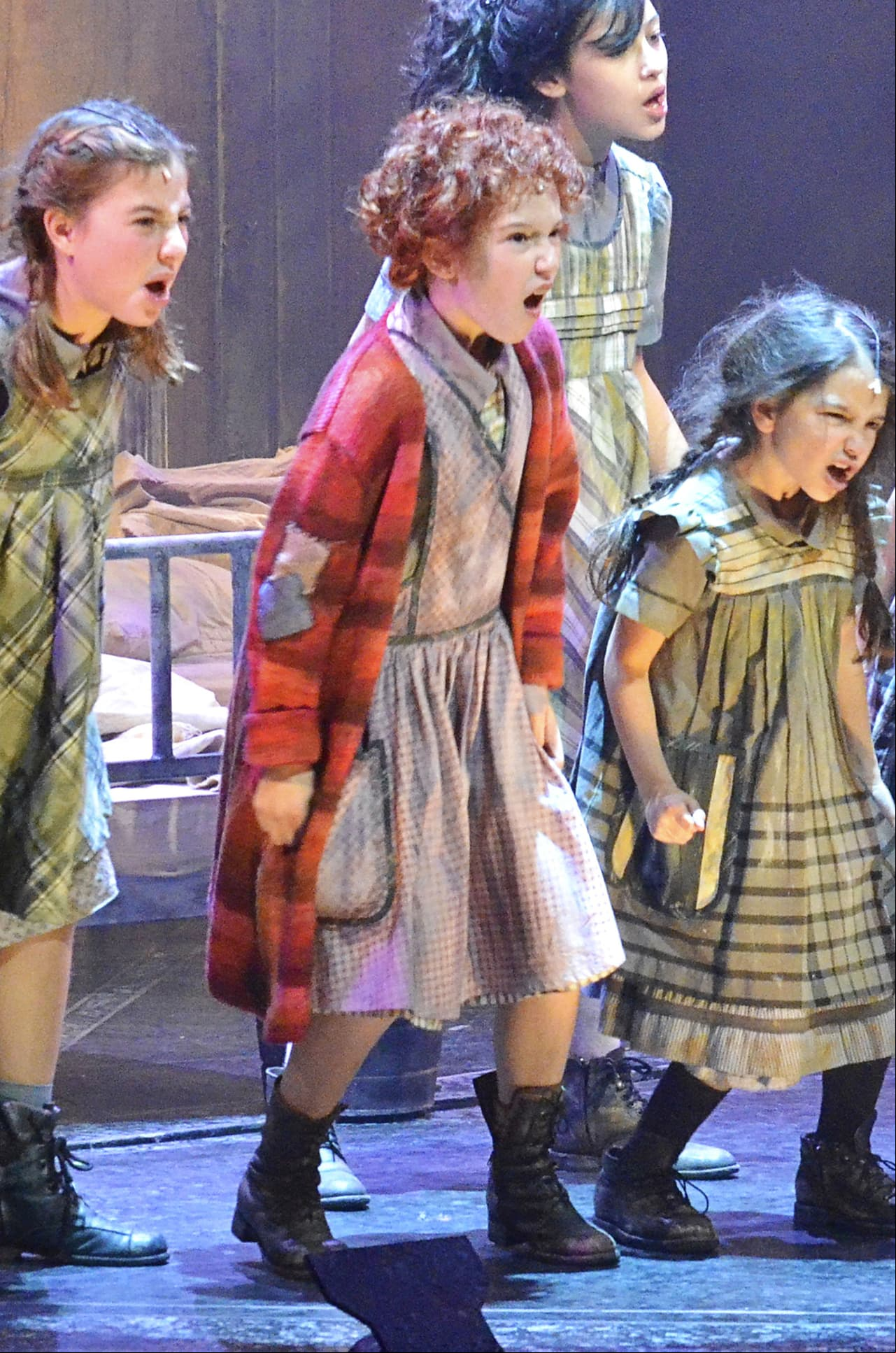 Desde pequeña, Mía se mostró feliz y segura frente a las cámaras y ante el público, por ello protagonizó la obra ‘Annie, el musical’ en octubre de 2015.