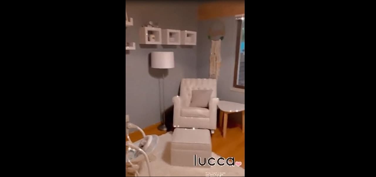 La zona de lactancia fue ubicada junto al ventanal y cuenta con una mecedora, tapete, lámpara y una pequeña mesa que combinaron en los mismos tonos blancos del resto de los muebles.