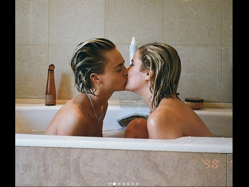 El pasado 18 de diciembre, Cara compartió imágenes inéditas de su novia en su cuenta de Instagram, dedicándole un emotivo mensaje. “Feliz cumpleaños @ ashleybenson. Hay muchas cosas que podría decir, pero sabes que te amo. Somos tú y yo, que es mi lugar seguro. Me dejas ser tonta, me dejas ser salvaje, me mantienes libre, segura y curiosa. Siento que te he conocido toda mi vida y estoy tan orgullosa de verte crecer. Te amo más allá de mis chispas”, dijo.