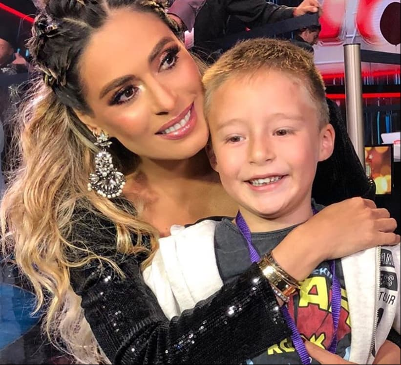Durante las grabaciones del reality show ‘Pequeños gigantes’, Galilea recibió la visita de Mateo, compartiendo esta emotiva foto ese mismo año.