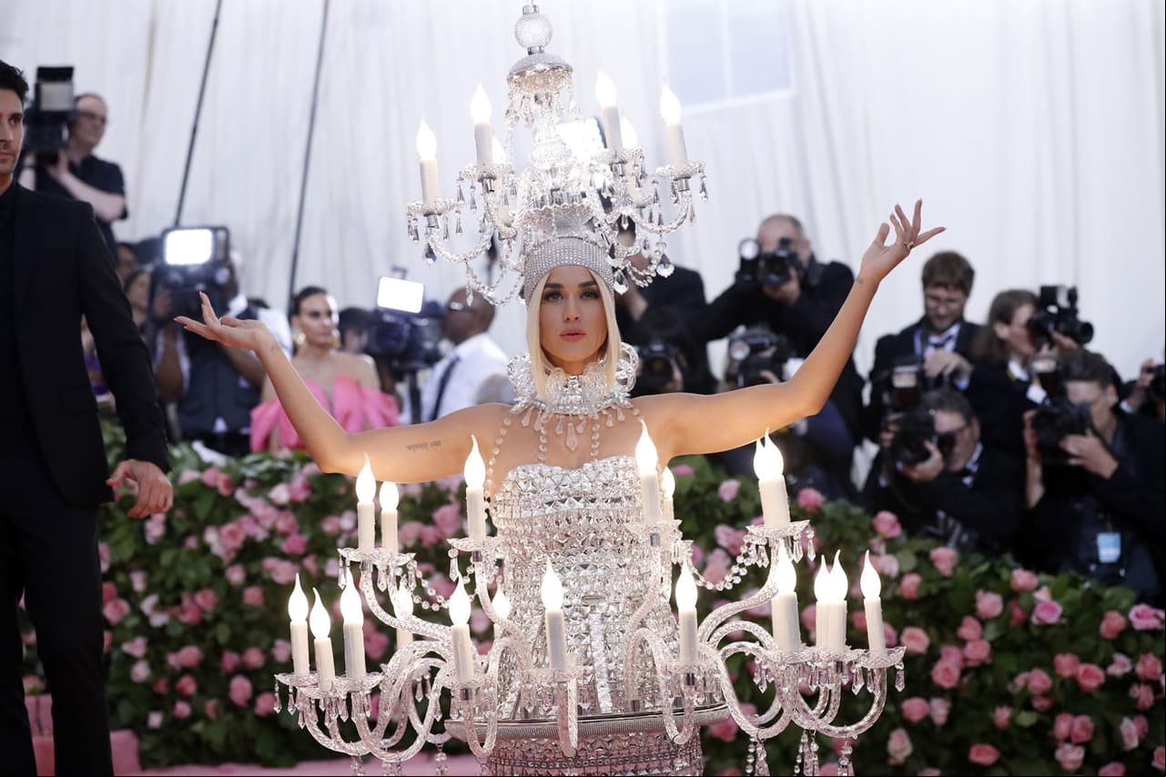 El look de candelabro de Katy Perry fue diseñado por Jeremy Scott para Moschino.