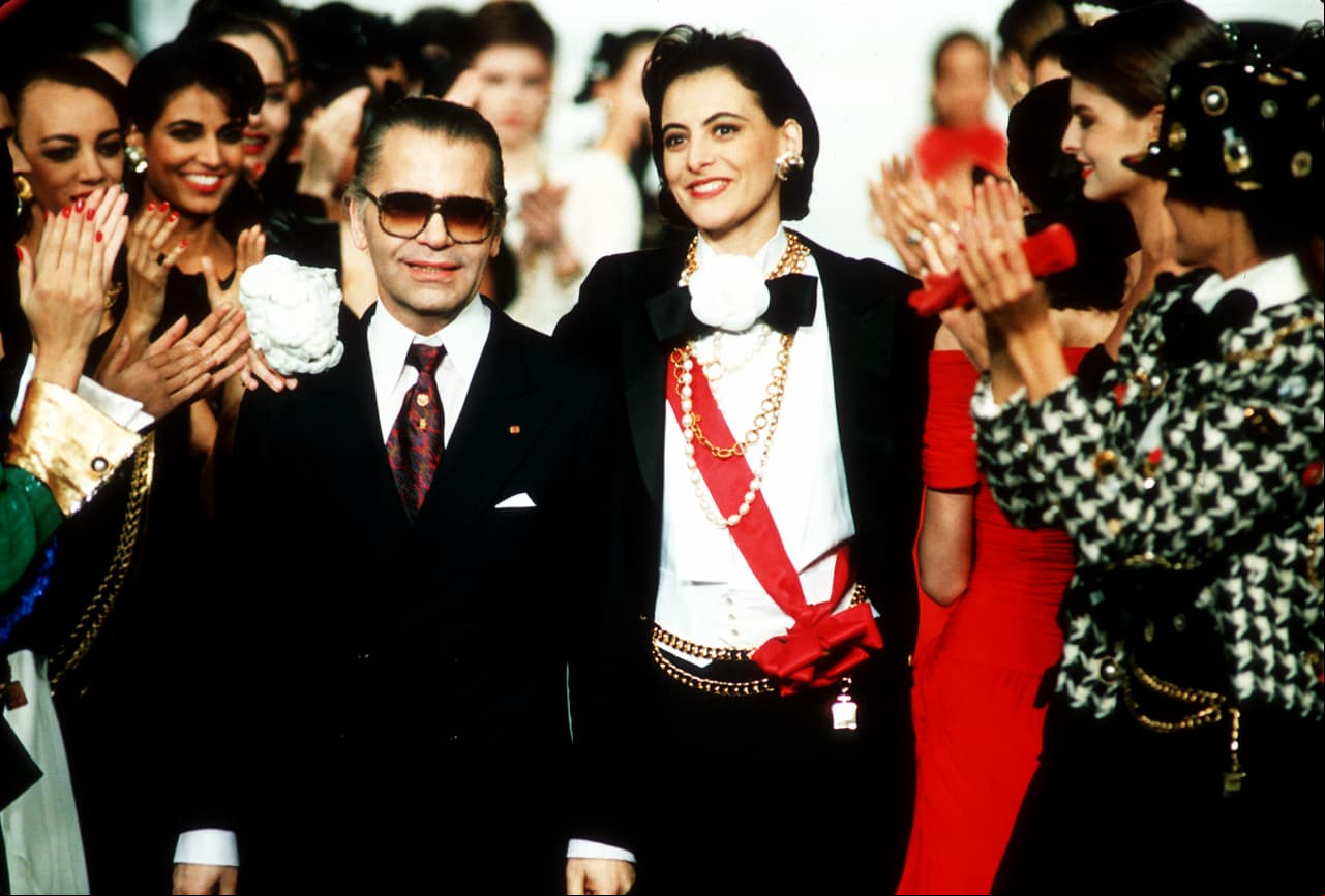Sin embargo, la versión que cuenta uno de sus asistentes es que los lentes le permitían cerrar los ojos cuando las reuniones a las que asistía le parecían aburridas.