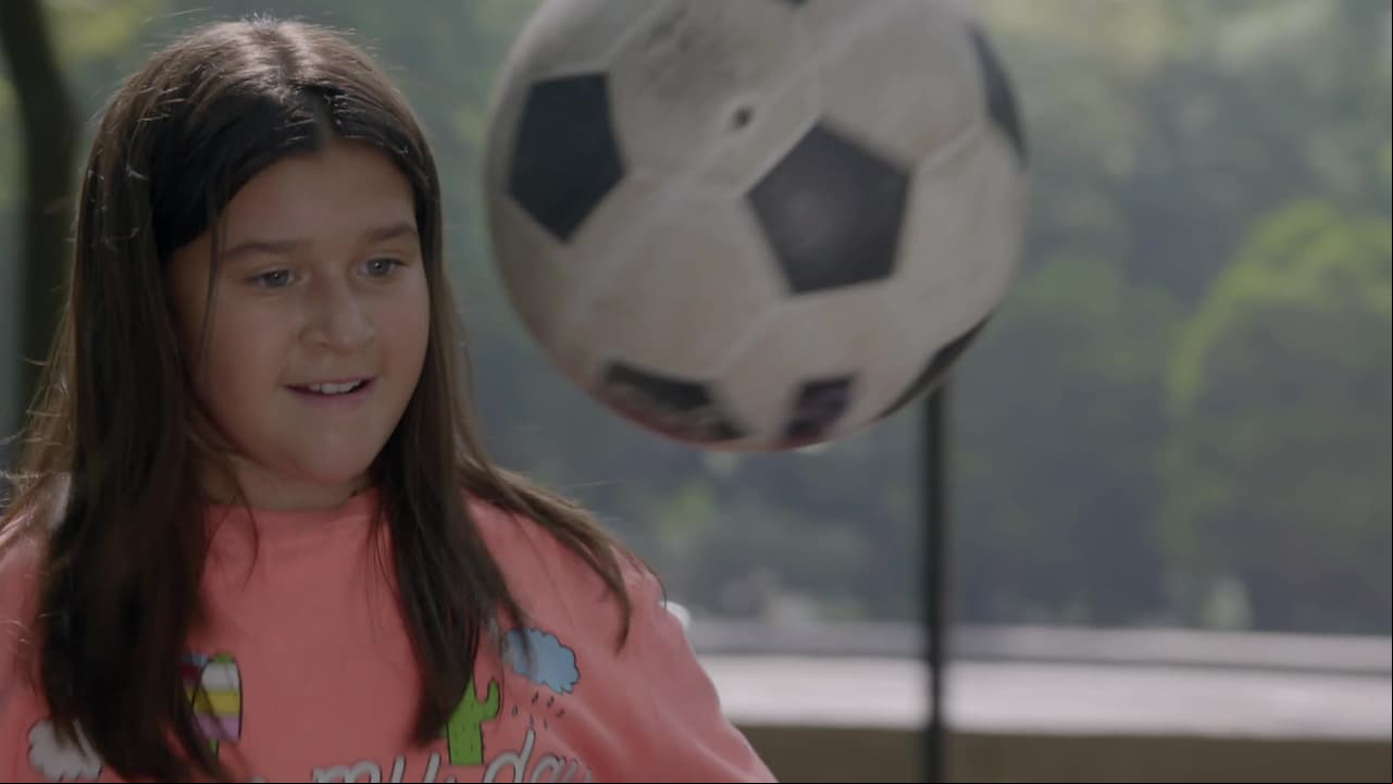 'Samantha' quiere que su papá pase más tiempo con ella y para lograrlo le pide a Henry que la enseñe a jugar fútbol, pero al querer entrar al equipo de la escuela se topa con la discriminación de todos en 'La historia de un padre, un príncipe y una futbolera'.
