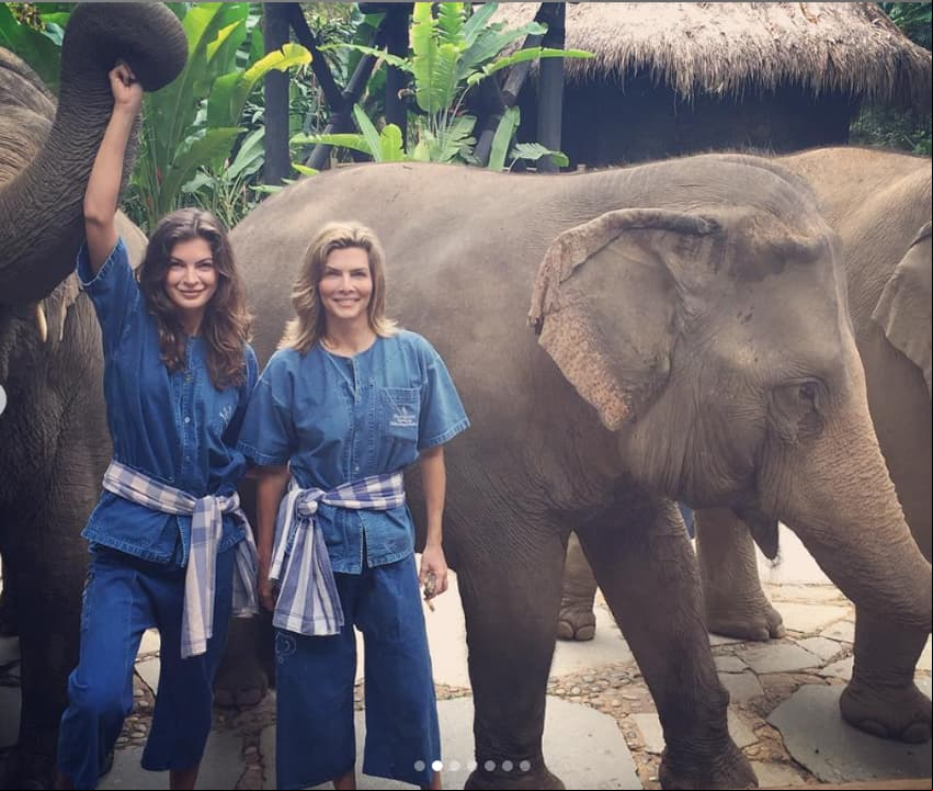 La historia de amor entre Montserrat Oliver y Yaya Kosikova comenzó en Nueva York en un evento en pro a los animales. “Nos conocimos en Nueva York mientras trabajábamos juntas en el mismo evento y teníamos una amiga en común que me dijo: ‘Yaya, escúchame, Montse va a estar en el mismo evento que tú, tal vez deberían conocerse y quizá podrían caerse bien’, y así fue”, expresó la fotógrafa como parte de una campaña de Tiffany en octubre de 2017.